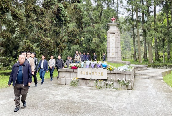 南昌市政建設(shè)集團(tuán)組織黨員干部上井岡山開展黨史學(xué)習(xí)教育6008.jpg