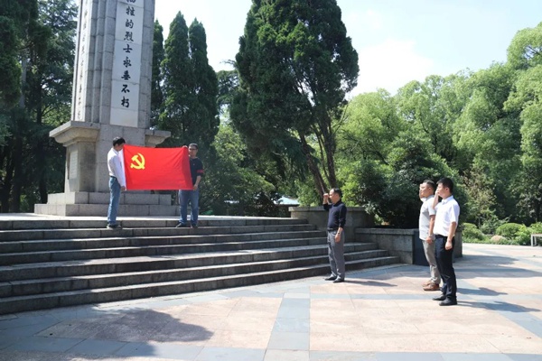 市政遠(yuǎn)大黨支部開展祭拜革命先烈活動6001.jpg