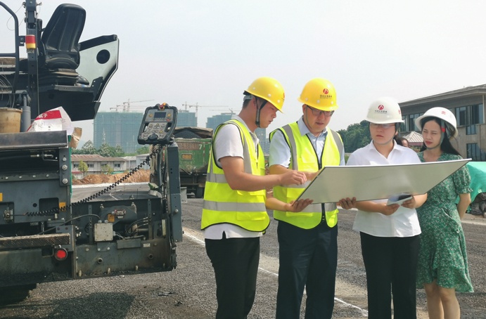 南昌市政建設(shè)集團(tuán)鄧偉前往市政公用城周邊市政道路項(xiàng)目檢查指導(dǎo)6911.jpg