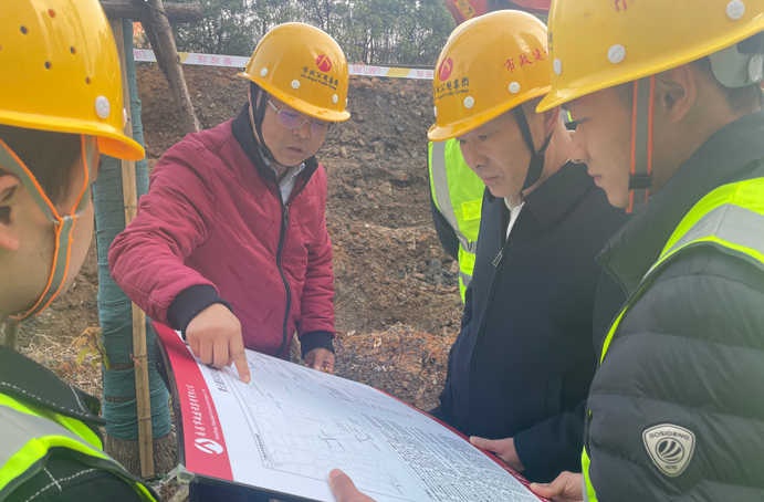 張世東前往青云譜區(qū)舊改安置房周邊道路排水工程項(xiàng)目督導(dǎo)檢查復(fù)工復(fù)產(chǎn)