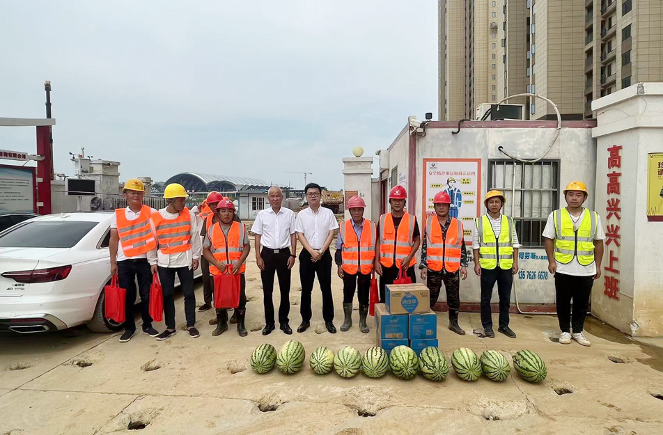 南昌市政建設(shè)集團開展夏日送清涼慰問活動