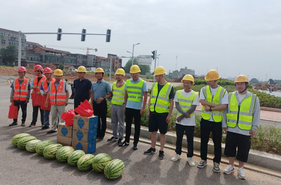 南昌市政建設(shè)集團開展夏日送清涼慰問活動